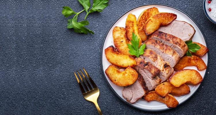 Gebackenes Schweinefilet mit süßen Quitten- und Apfelscheiben